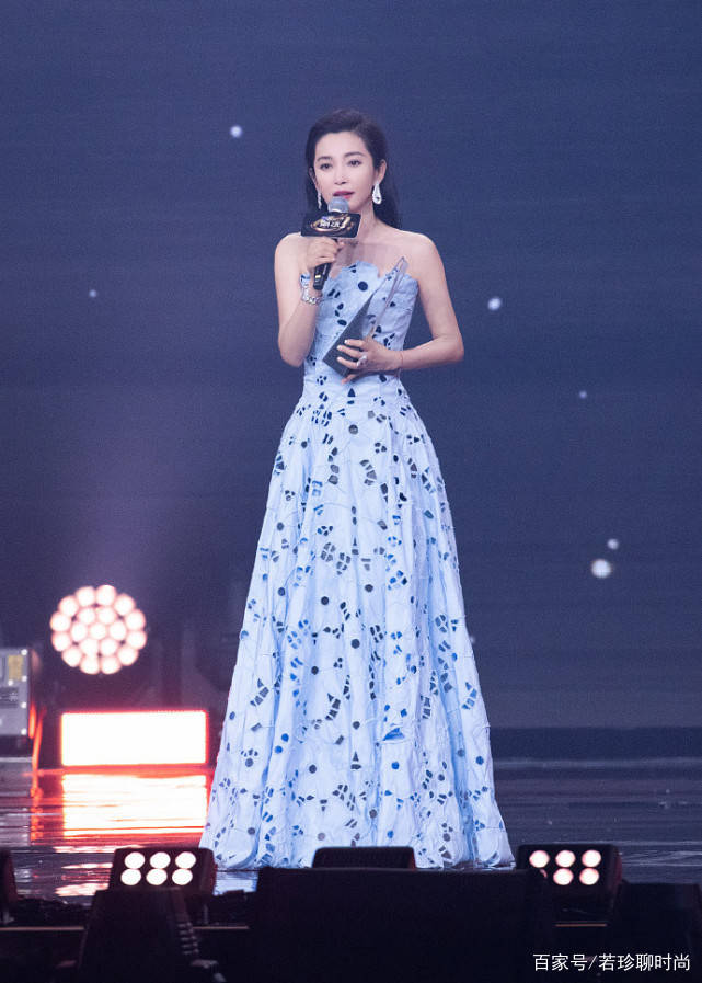 垫肩|果然女人越长越可爱，李冰冰都奔五了，穿的裙子更嫩了