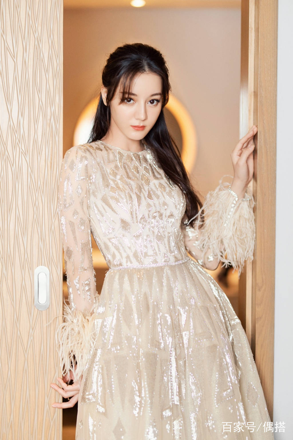 卷发|迪丽热巴《创2》惊艳亮相！卷发配仙女烫刘海，糊图都挡不住美貌