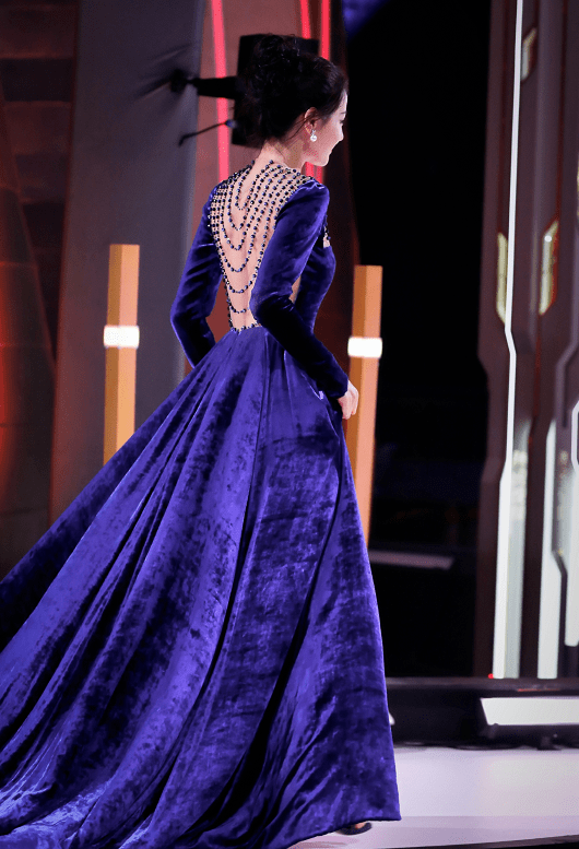 显得|迪丽热巴人美又会穿，一袭宝蓝色丝绒长裙高贵典雅，高级时髦