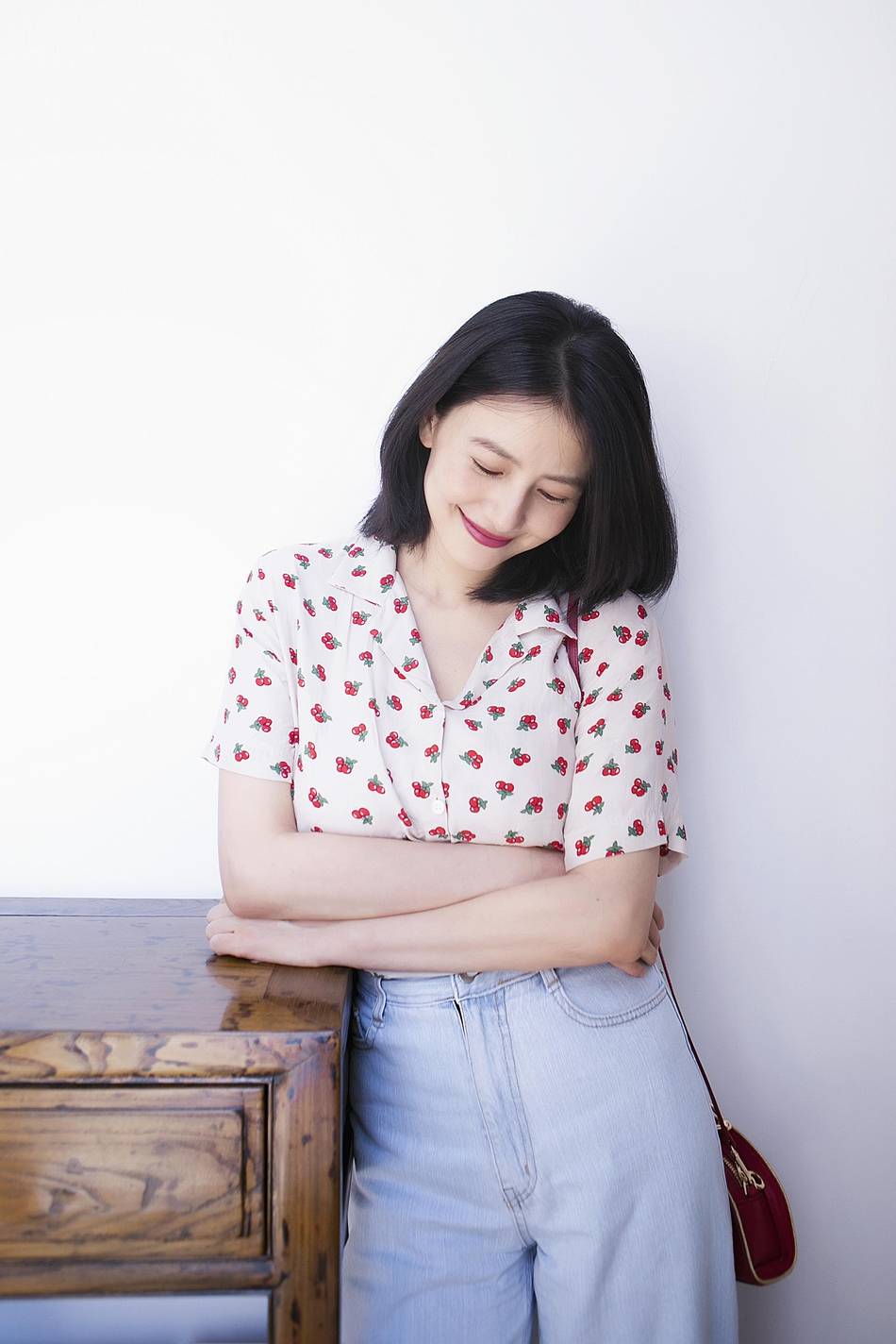 广告|高圆圆拍广告穿紧身连衣裙，手捧微凸小腹不断抚摸被指怀二胎