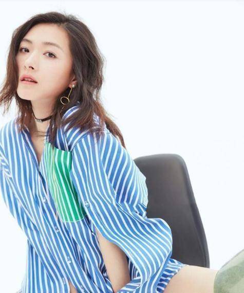 身材|39岁万茜无惧穿超短裤，对身材自信十足，这纤细长腿谁见谁羡慕