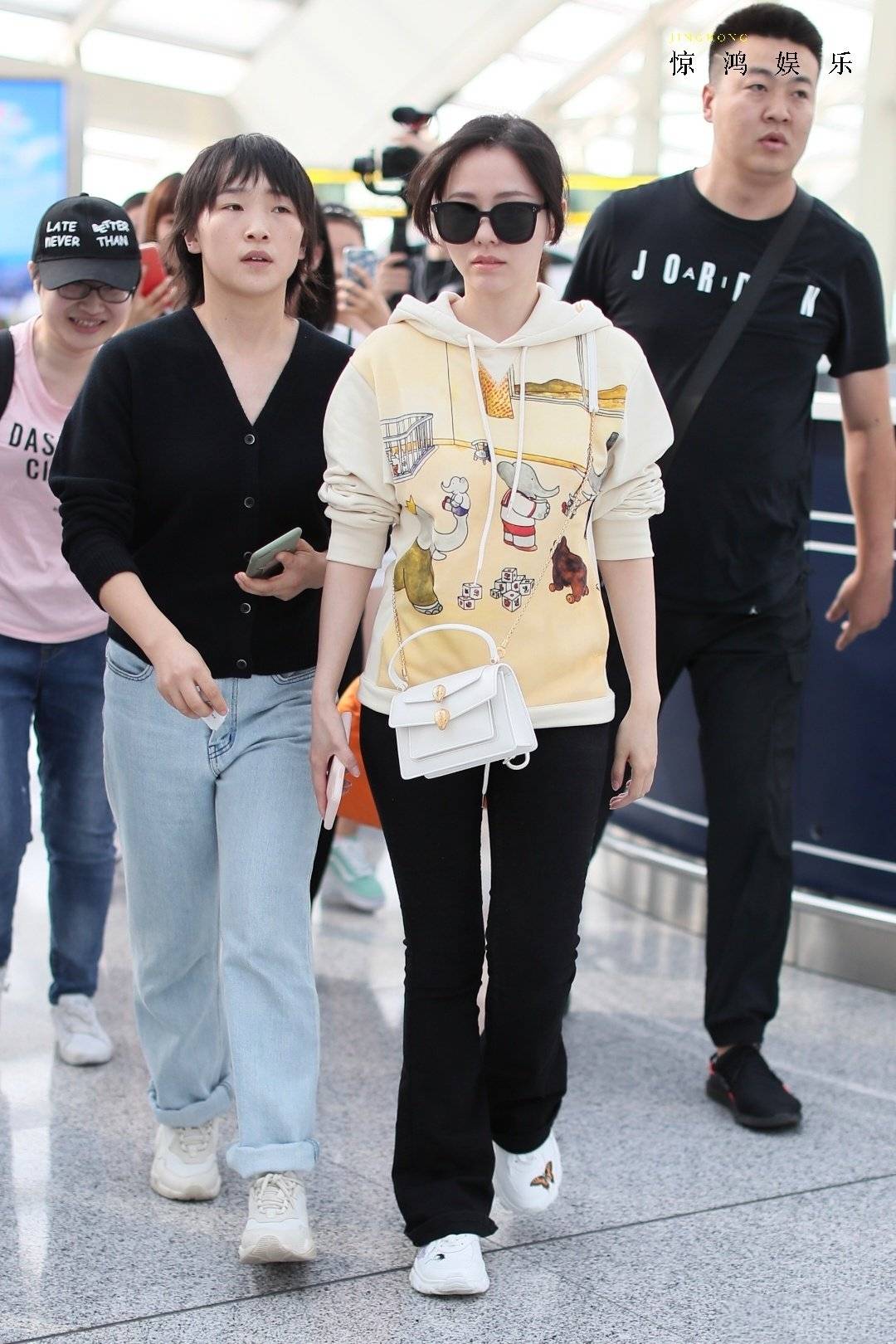 卫衣|张靓颖现身机场,上身夏天下身过夏天的造型,网友:真的不冷吗
