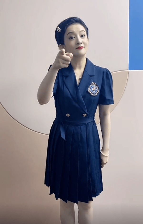 金铭瘦出老态穿制服裙强行扮嫩,化浓妆像戴面具