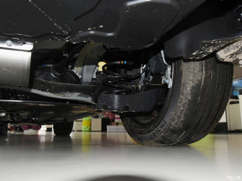 扭力梁完全不是一码事,它对路上细小颠簸的过滤很彻底,整个底盘非常整