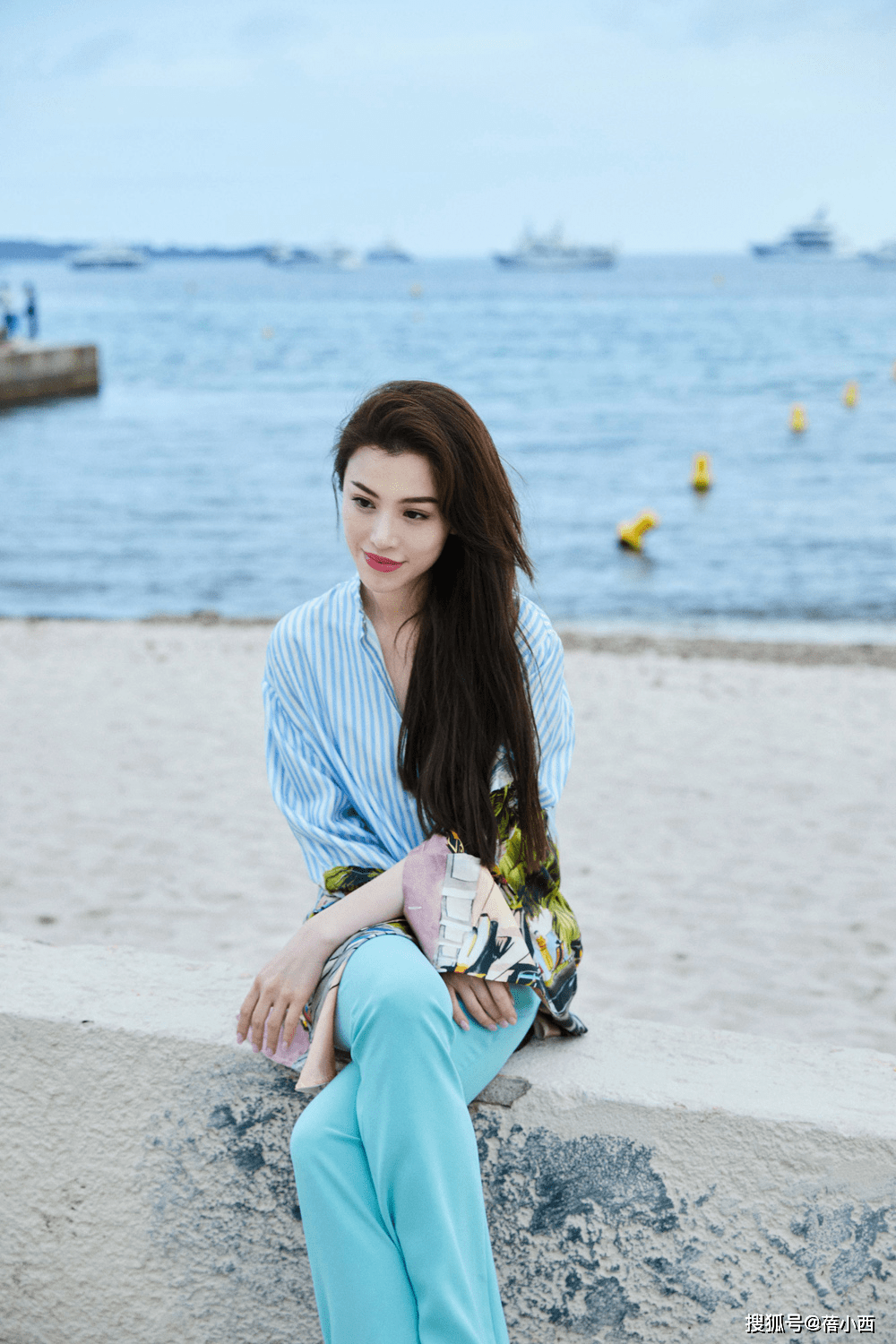 显得|葛天的“挤挤身材”真馋人，穿露肩连衣裙气质高贵，美出国际范