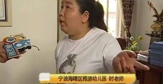 因为|母亲大闹幼儿园：红包给少了儿子被打傻，幼儿园：她硬塞给我们的