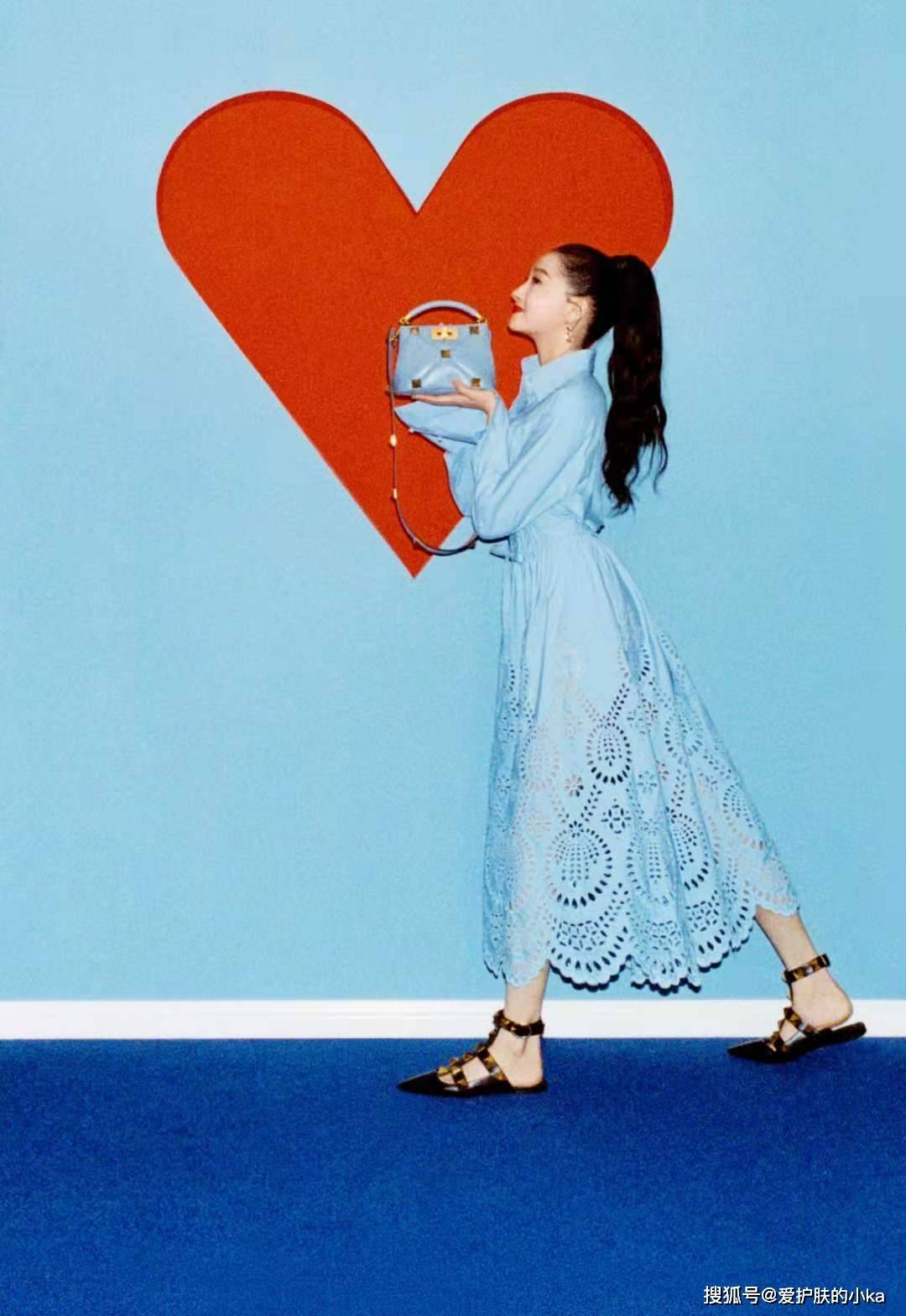 身材|关晓彤终于摆脱土气美到耀眼,一身黑配红唇高贵,连气质都升华了