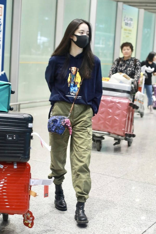 服装|欧阳娜娜长相真特别，可爱时俏皮甜美，帅的时候不输同框陈伟霆