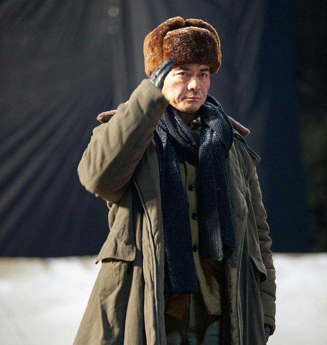 她老公王新军也是个十足的实力派,王新军是话剧团的演员,出道十多年来