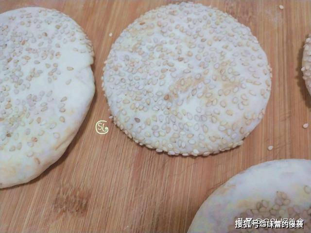 做法|这个早餐，老人和孩子都喜欢吃，饼皮酥脆，内里柔软，做法也简单