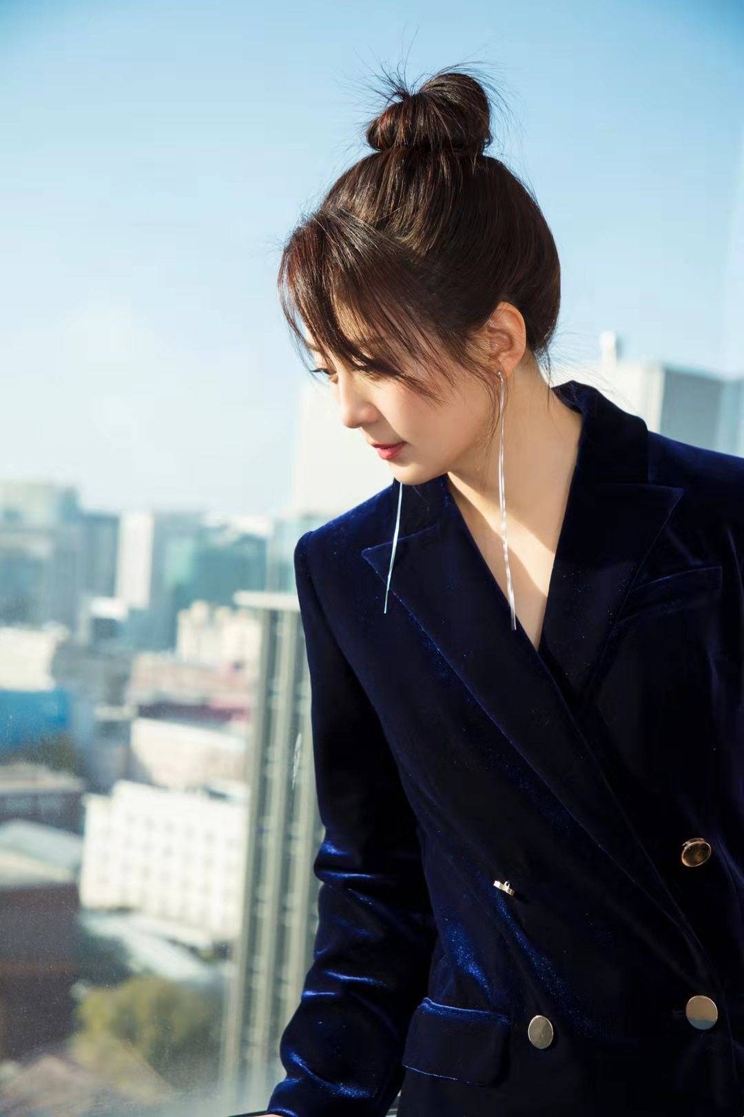 蓝色|杨童舒终于高调，丝绒甜美西装佩戴夸张耳饰，45岁还是女神
