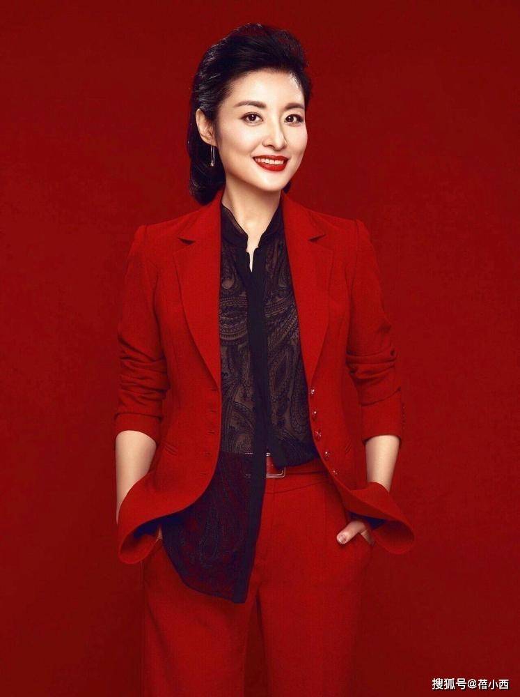 整体|周涛气质独特又一绝，穿红色连衣裙展现优越气质，薄纱裙仙气飘飘