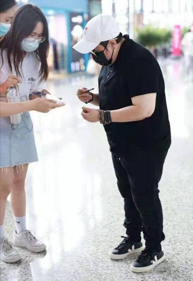 黑色|韩红瘦40斤身形变化大，穿潮牌戴名表走机场，腿细到塞不满裤管