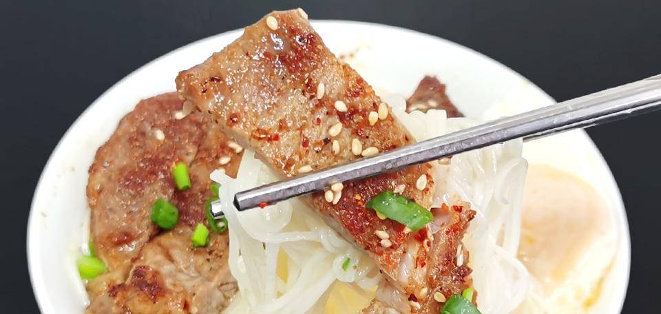加入适量|天冷了，面条这吃法可真“香”，营养好吃，吃上1碗，全身都暖和