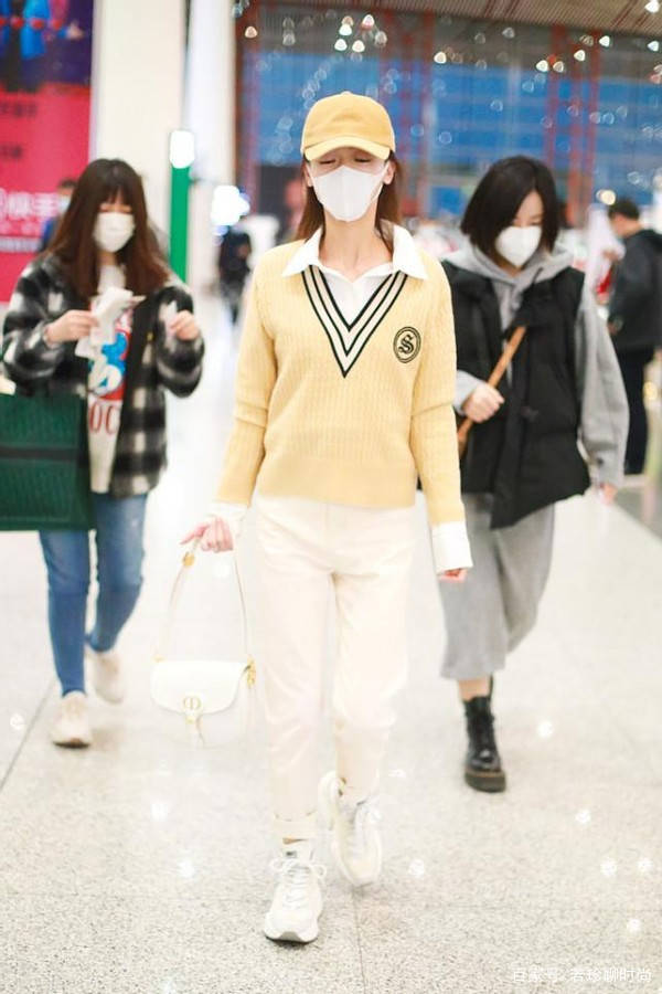 服装|吴谨言的气质太让人佩服了，明明穿得这么优雅，看起来还是呆呆的