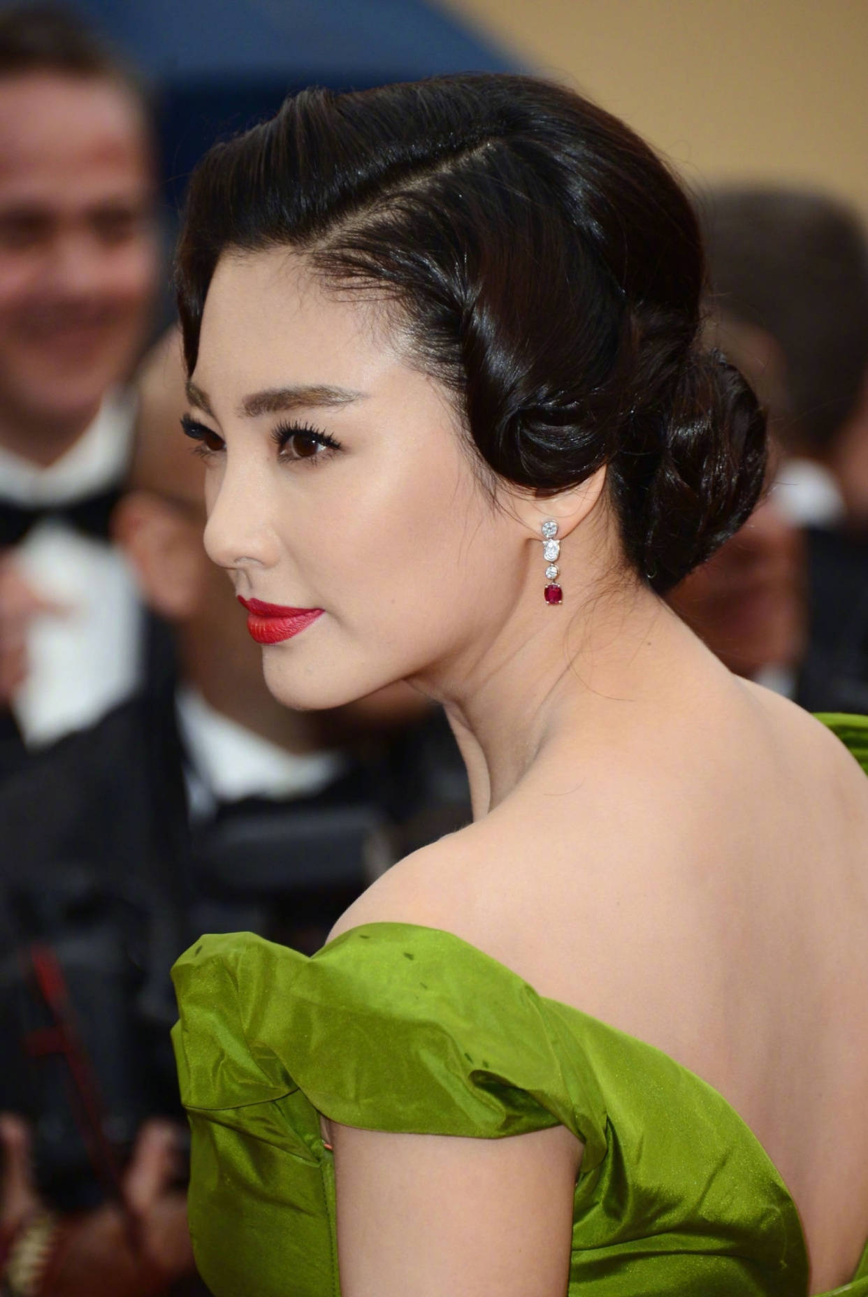 张雨绮|张雨绮真“天生会穿”,一袭绿色深V裙美到国外,镜头怼脸更惊艳