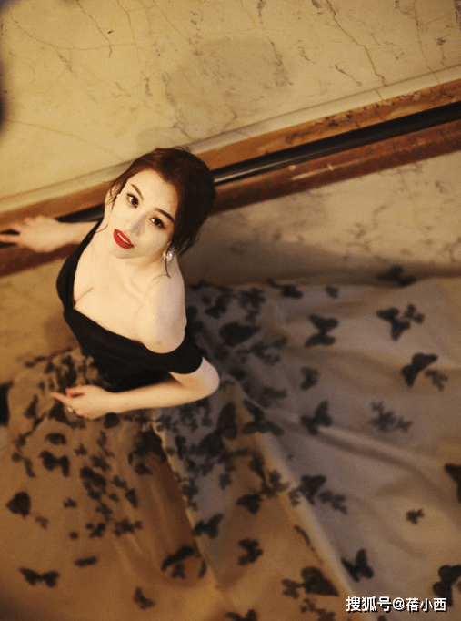 显得|葛天的“挤挤身材”真馋人，穿露肩连衣裙气质高贵，美出国际范