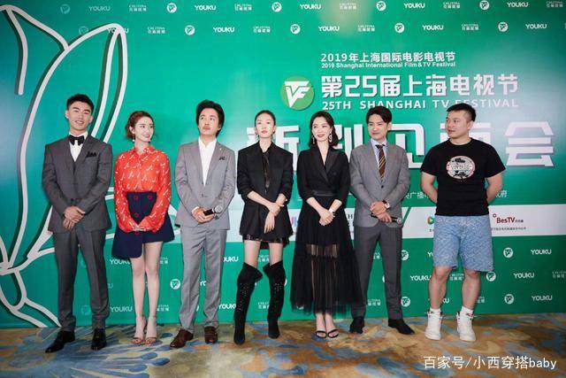 黑色|齐肩短发的陈数，穿黑色西装配网纱裙出席活动，9字耳环好别致！