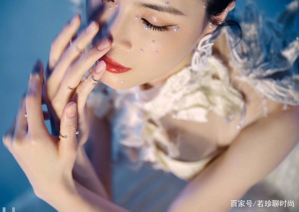 设计|吴敏霞不愧是奥运冠军，退役后活的更潇洒，写真照美的不像35岁
