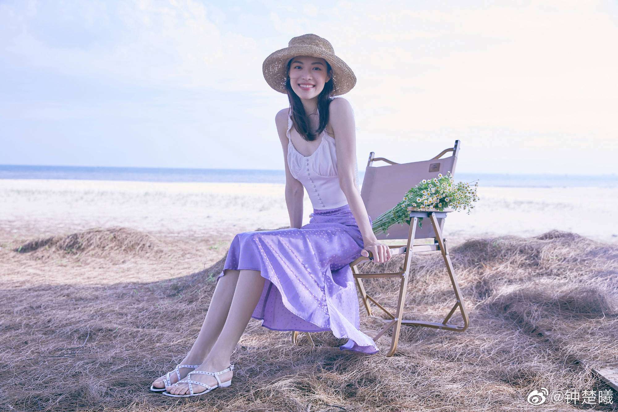 原创钟楚曦晒沙滩清凉写真身穿紫色长裙尽显好身材网友仙女你好