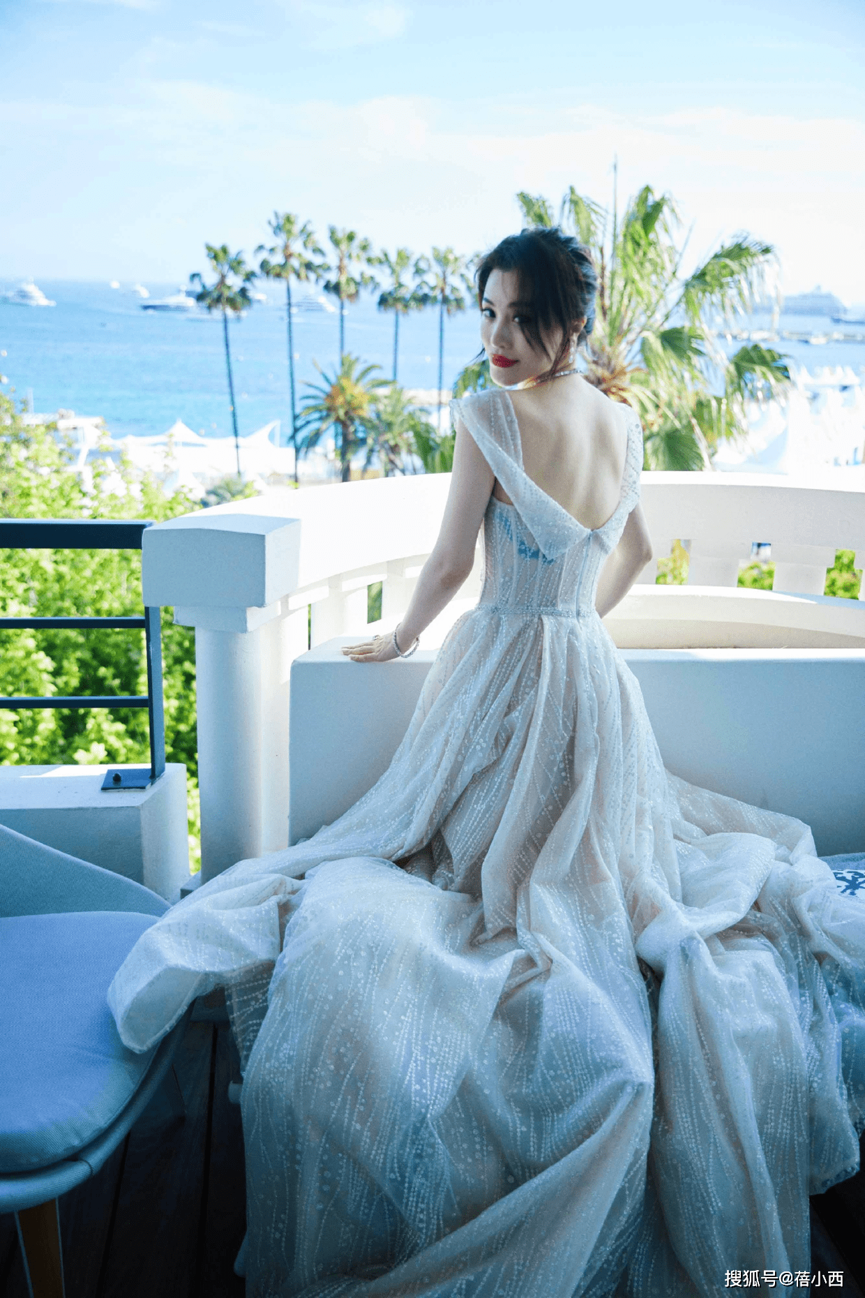 显得|葛天的“挤挤身材”真馋人，穿露肩连衣裙气质高贵，美出国际范