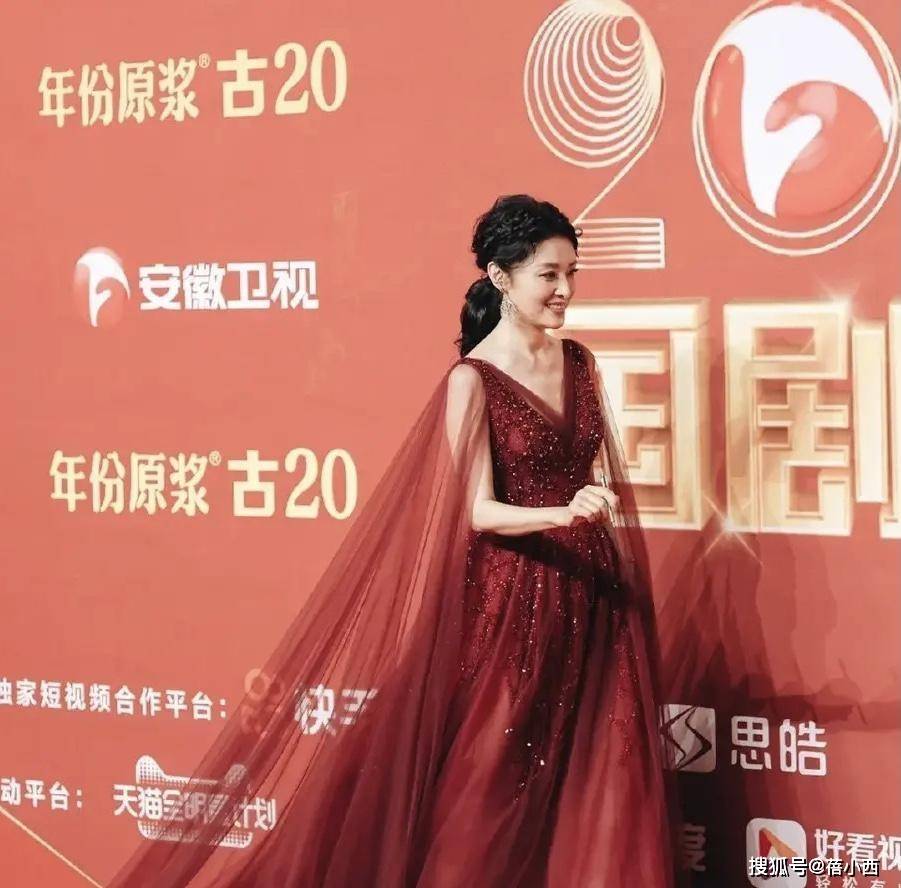 整体|周涛气质独特又一绝，穿红色连衣裙展现优越气质，薄纱裙仙气飘飘