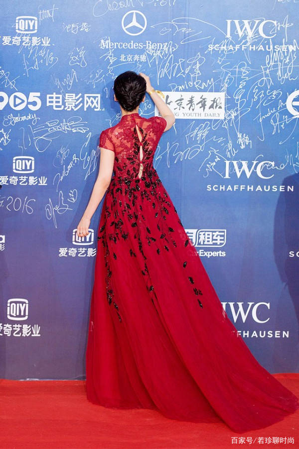 显得|许晴的身材真的没话说，穿这么紧的黑裙，也不像50多岁的人