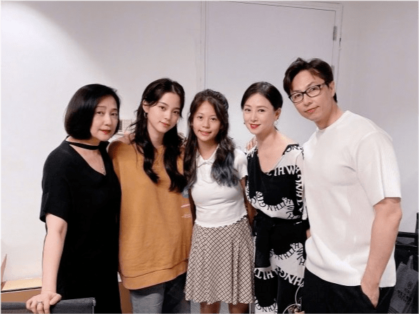 经典|翁虹一家三口罕见聚齐！13岁女儿颜值大逆袭，同框欧阳娜娜不输