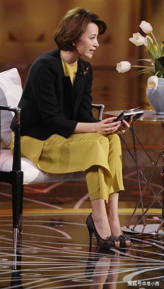 设计|董卿又展现高级感！穿西装内搭连体裤优雅又时髦，40+女性可照穿