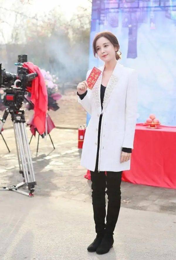 感觉|全智贤哪像二胎妈妈，穿西装大衣配连衣裙，气场全开美成焦点