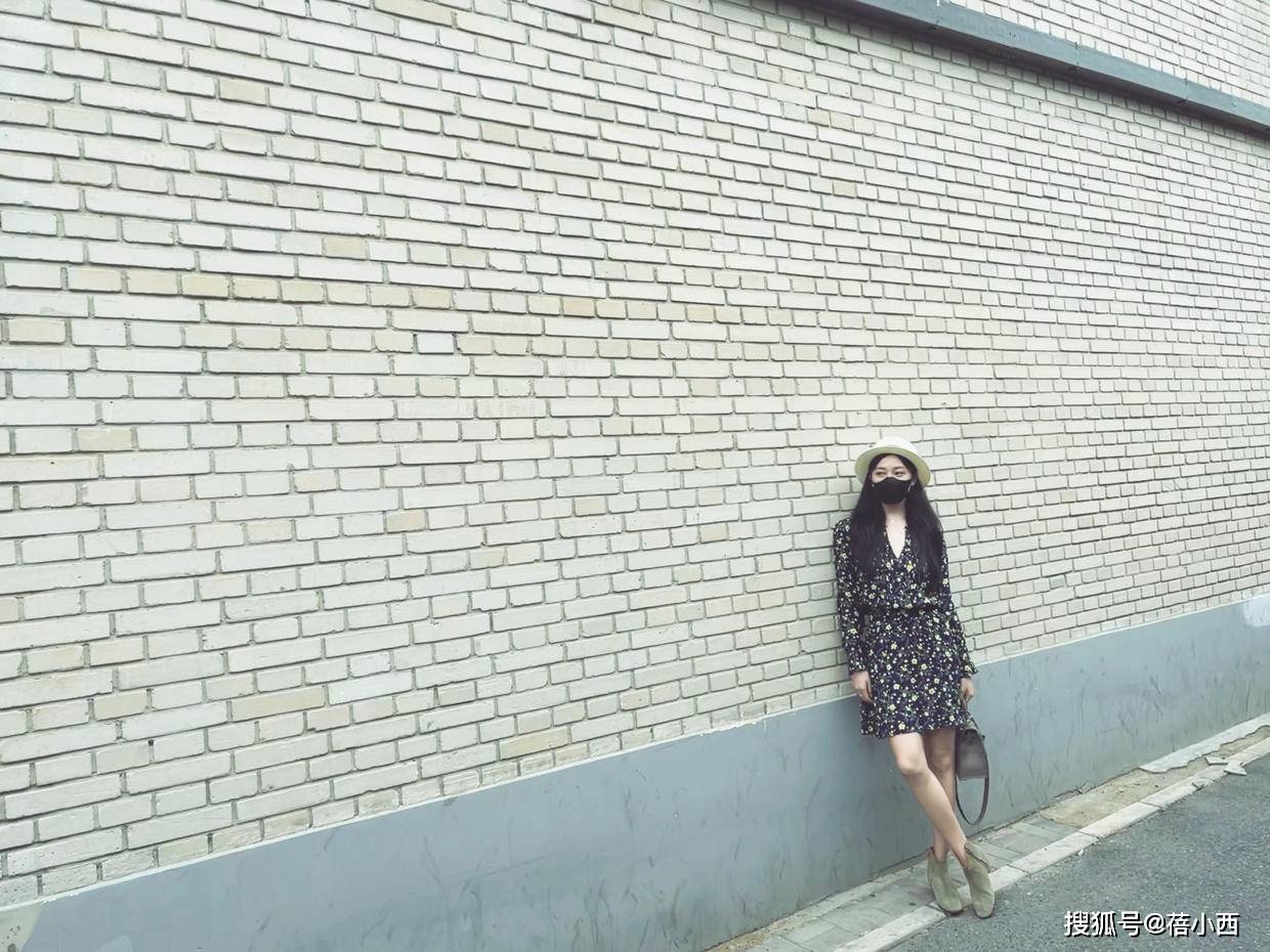 美眉|菅纫姿美得不像话，穿碎花连衣裙出门也显气质，配短靴腿型更加分