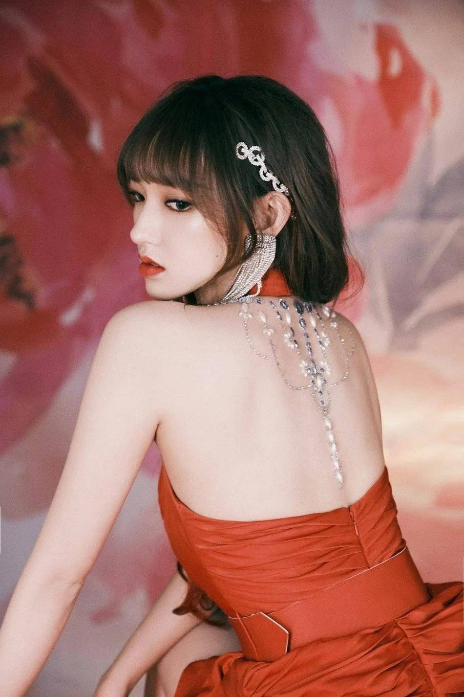 长发|程潇穿着一袭抹胸红裙又辣又甜！雪肤娇嫩太性感美艳