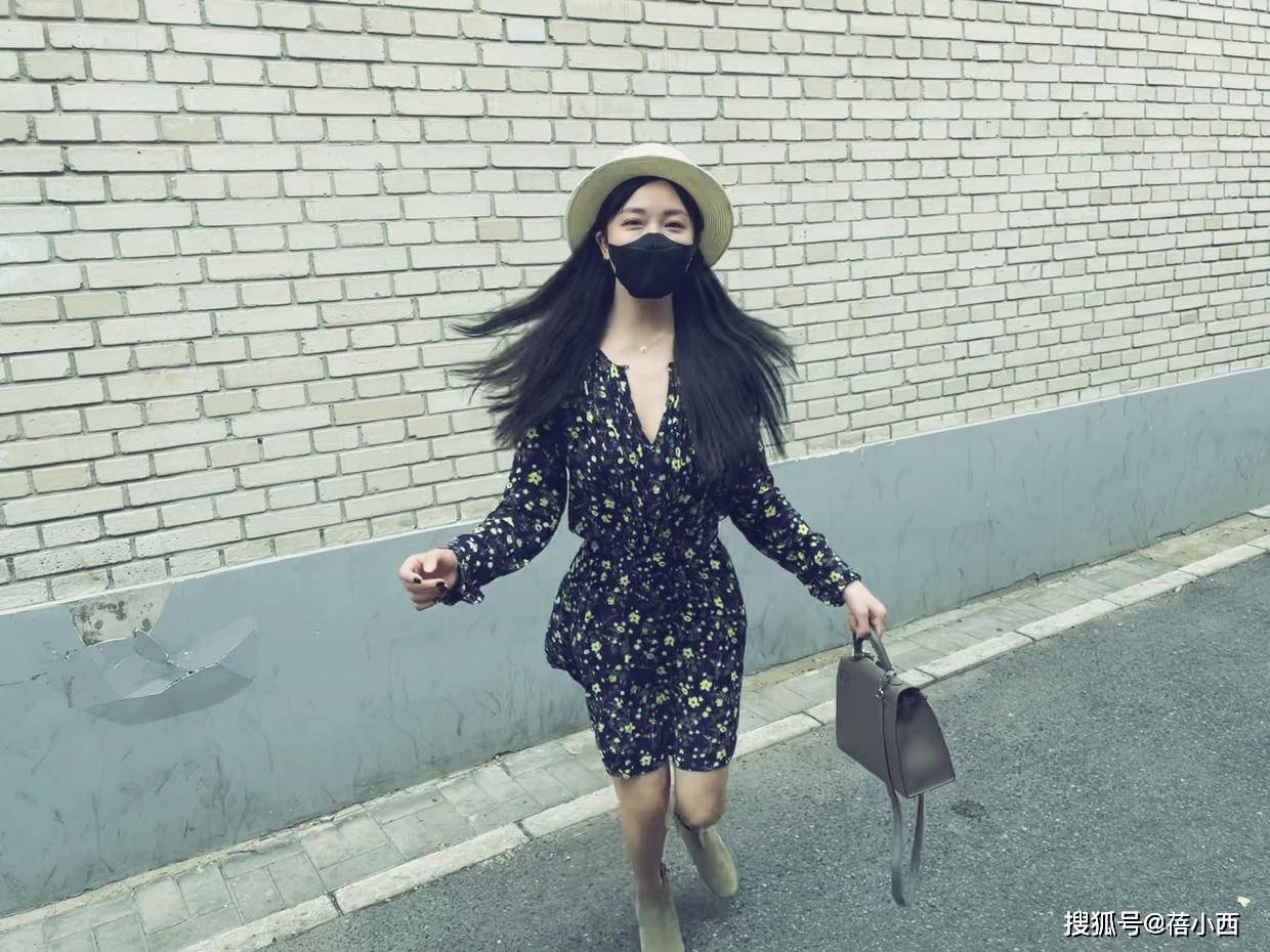 美眉|菅纫姿美得不像话，穿碎花连衣裙出门也显气质，配短靴腿型更加分
