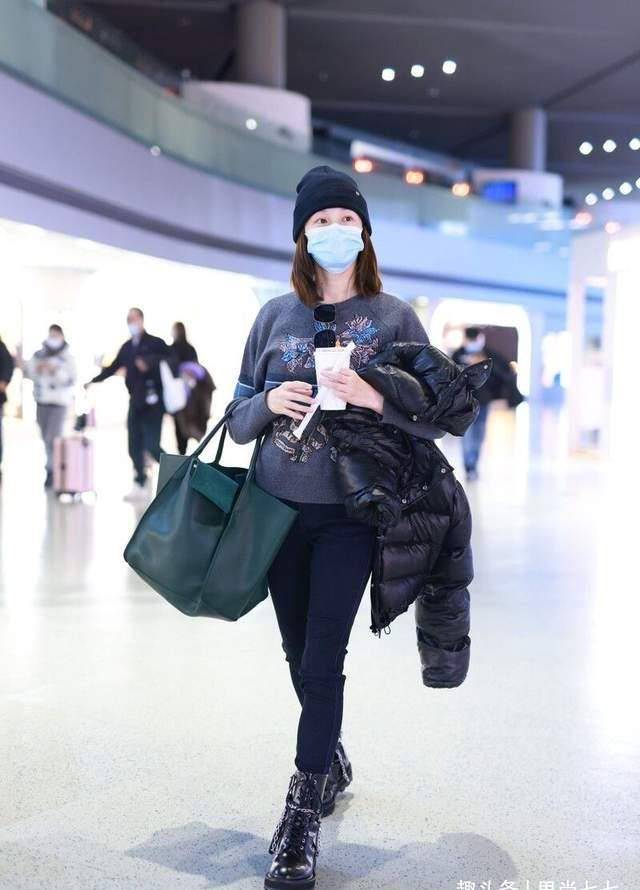苗苗|苗苗产后机场首秀，产后3月发福胖一圈，胯变宽“妈妈肚”好大