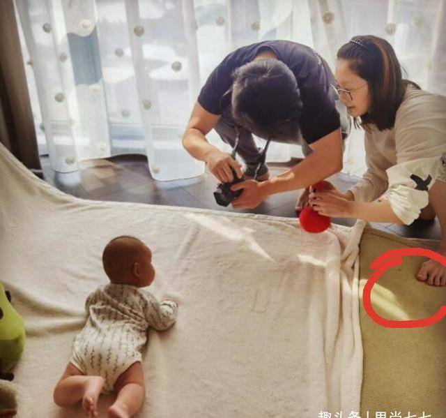 苗苗|苗苗产后机场首秀，产后3月发福胖一圈，胯变宽“妈妈肚”好大