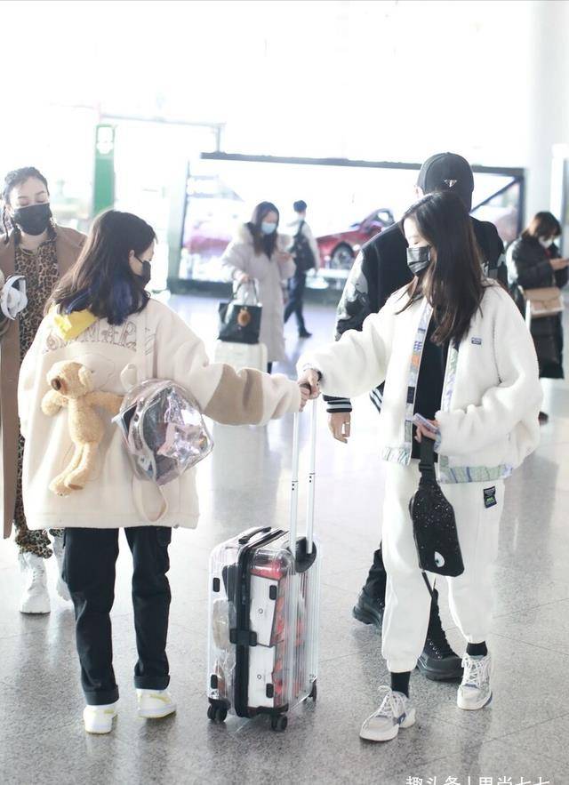 长女|钟丽缇一家五口走机场，长女回国过年变胖妞，12岁次女身高近1米7