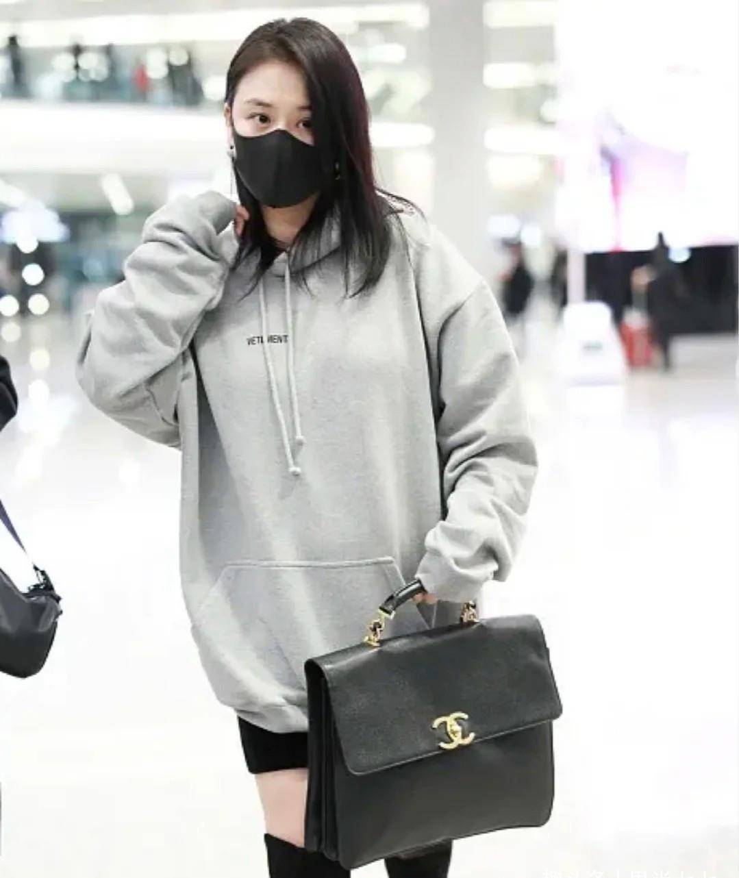 马思纯|马思纯现身机场，穿牛仔裤腿胖到没缝隙，穿三件上衣好厚实