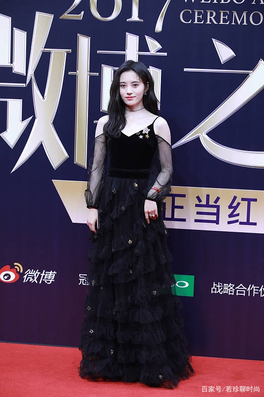 黑色|黑色裙子原来这么可爱，鞠婧祎穿温柔，欧阳娜娜穿的很清纯