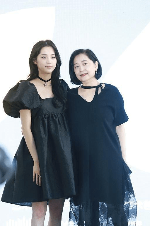 中老年|欧阳娜娜妈妈罕见露面，小黑裙配马丁靴真时髦，母女俩共用一张脸