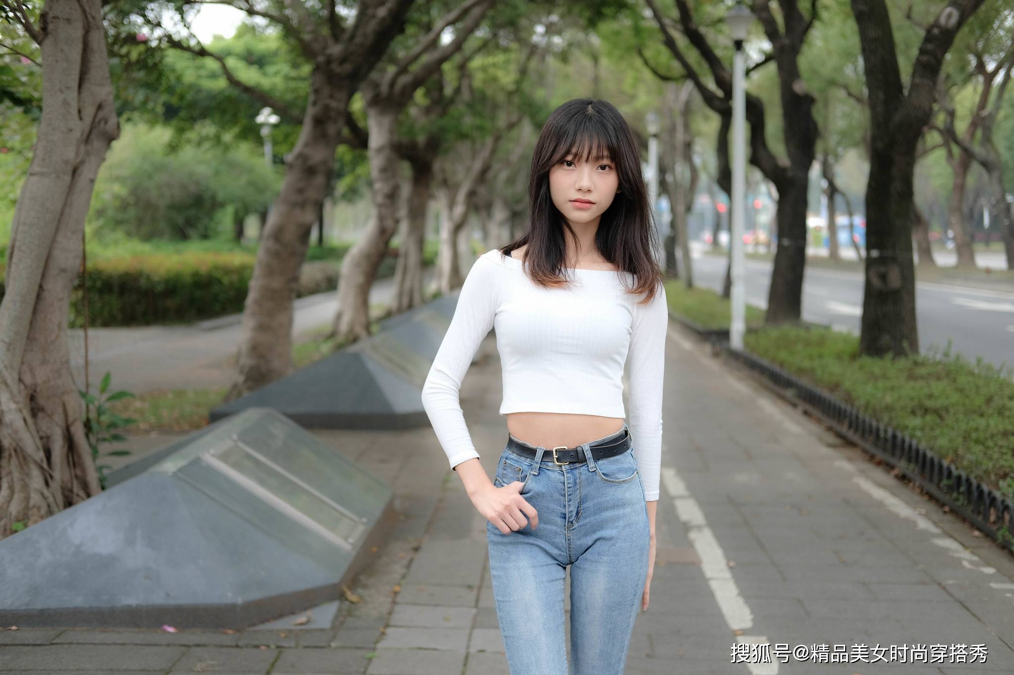 长袖|白色针织衫搭配牛仔裤+平底鞋，整体的风格简约又休闲，清爽舒适