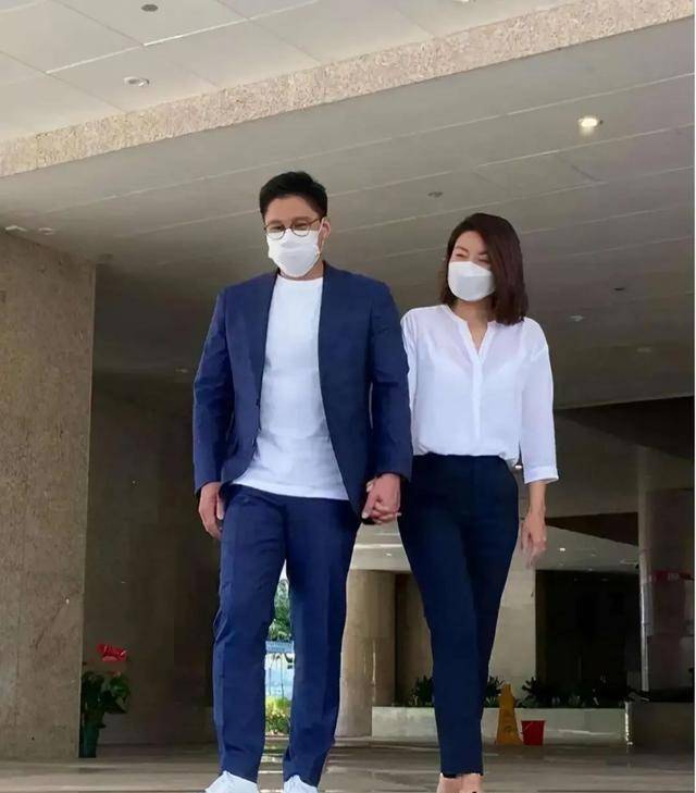 黑色|郭晶晶胖出双下巴！化大浓妆拎大牌包像贵妇，穿长裙难掩粗壮小腿