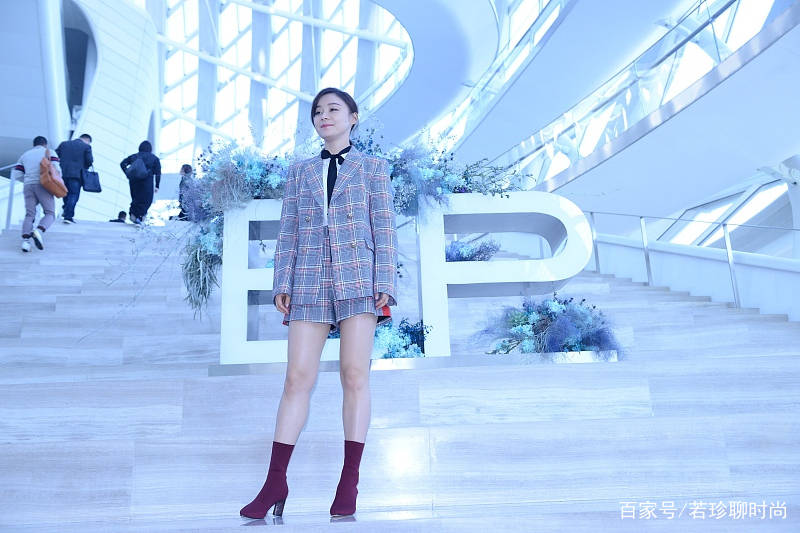 显得|袁姗姗的腿真的挺长的，穿的西装挺短，配上牛仔裤显的腿好长