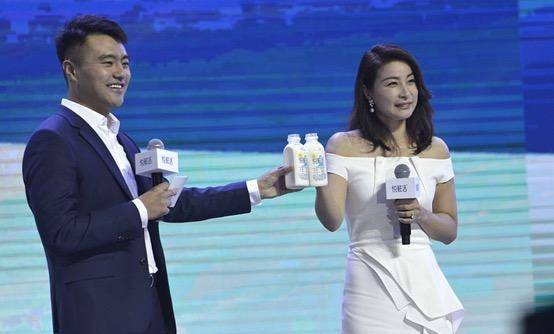 马尾|郭晶晶不愧是国之骄傲！穿旗袍担当文化大使，扎低马尾化身女战士
