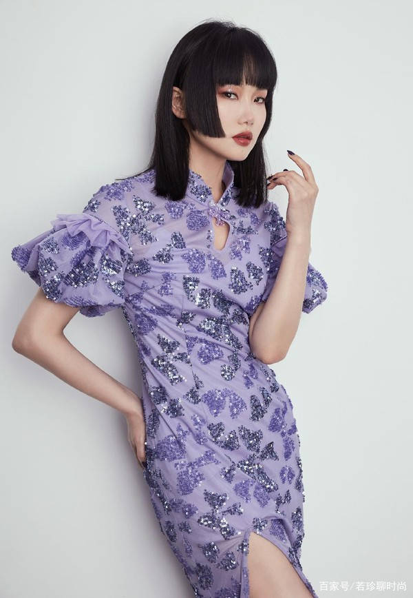 显得|黄龄气质是真的挺媚的，明明穿的是不紧身的旗袍，却美的很有妖气