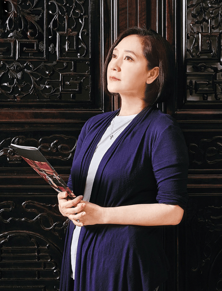中老年|欧阳娜娜妈妈罕见露面，小黑裙配马丁靴真时髦，母女俩共用一张脸