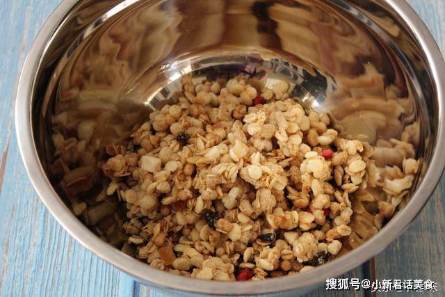 烤箱|自制红糖燕麦饼干，十分香脆，越嚼越香，忍不住多吃几个