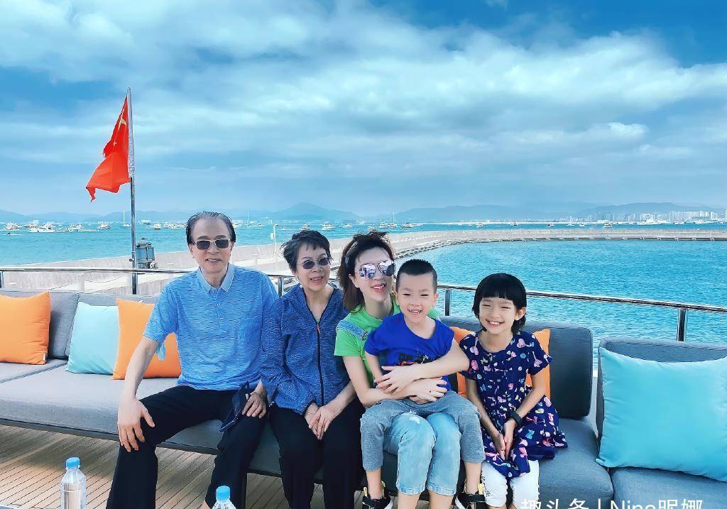 效果|金巧巧一家四口罕见同框，她穿连衣裙年轻像30岁，儿女颜值随爸爸