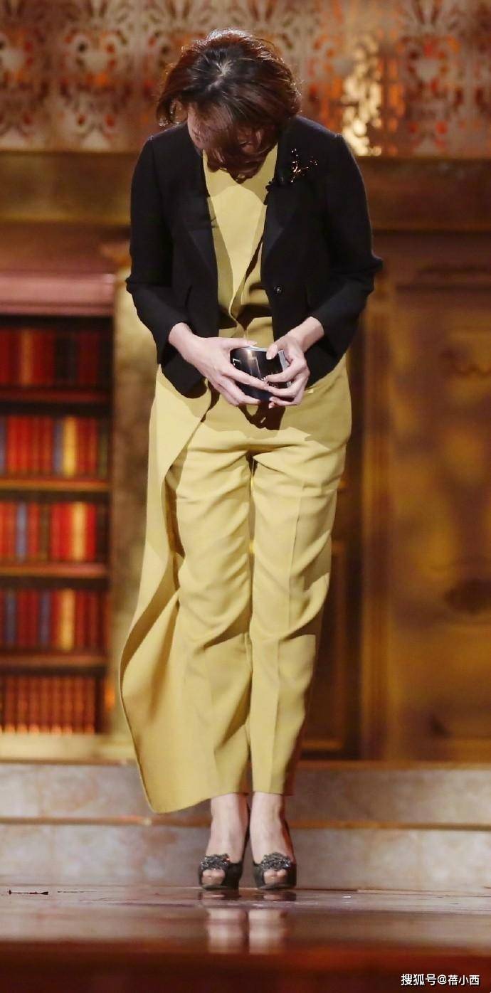 设计|董卿又展现高级感！穿西装内搭连体裤优雅又时髦，40+女性可照穿