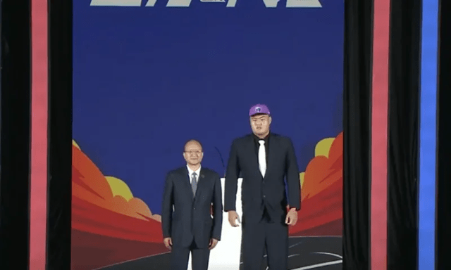 比赛|2021年CBA选秀大会山东摘李圣哲！2.12米体重150KG，另一个鲨鱼