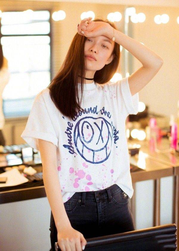 颜色|王鸥素颜与红唇倪妮同框比美，穿基础款的T恤与衬衫，美得不敢认